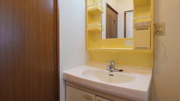 Casa | Baño | Secadora de cabello, toallas, shampoo, papel de baño