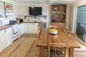 Private kitchen - Saltwater ~ Cozy sanctuary by the sea (Bendalong)