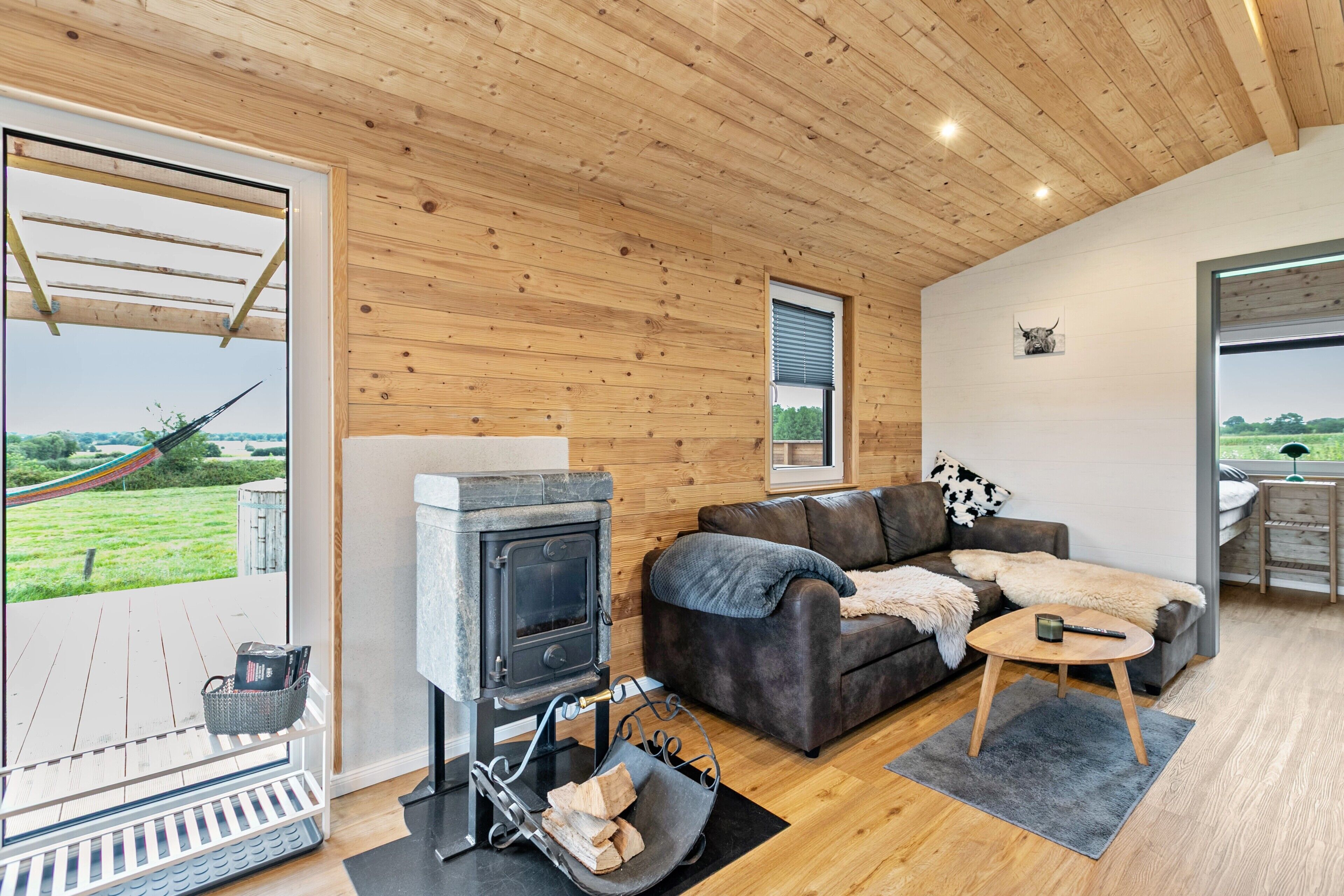 Een televisie en een open haard