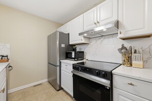 Fridge, microwave, oven, stovetop - HighlandHouse - Posh Downtown Escape (Lee's Summit)