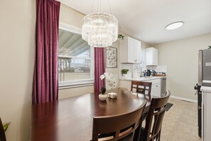 Dining - HighlandHouse - Posh Downtown Escape (Lee's Summit)