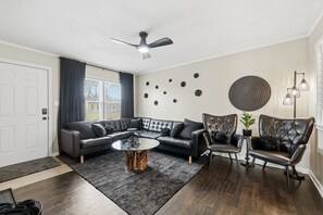 Smart TV, ping pong - HighlandHouse - Posh Downtown Escape (Lee's Summit)