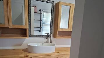 Haartrockner, Handtücher, Toilettenpapier