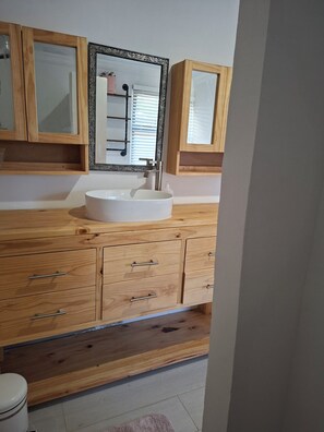 Secadora de cabello, toallas, papel de baño