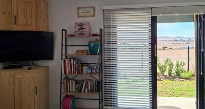 Tranquil and cosy 2-bedroom cottage in Moorreesburg with farm views