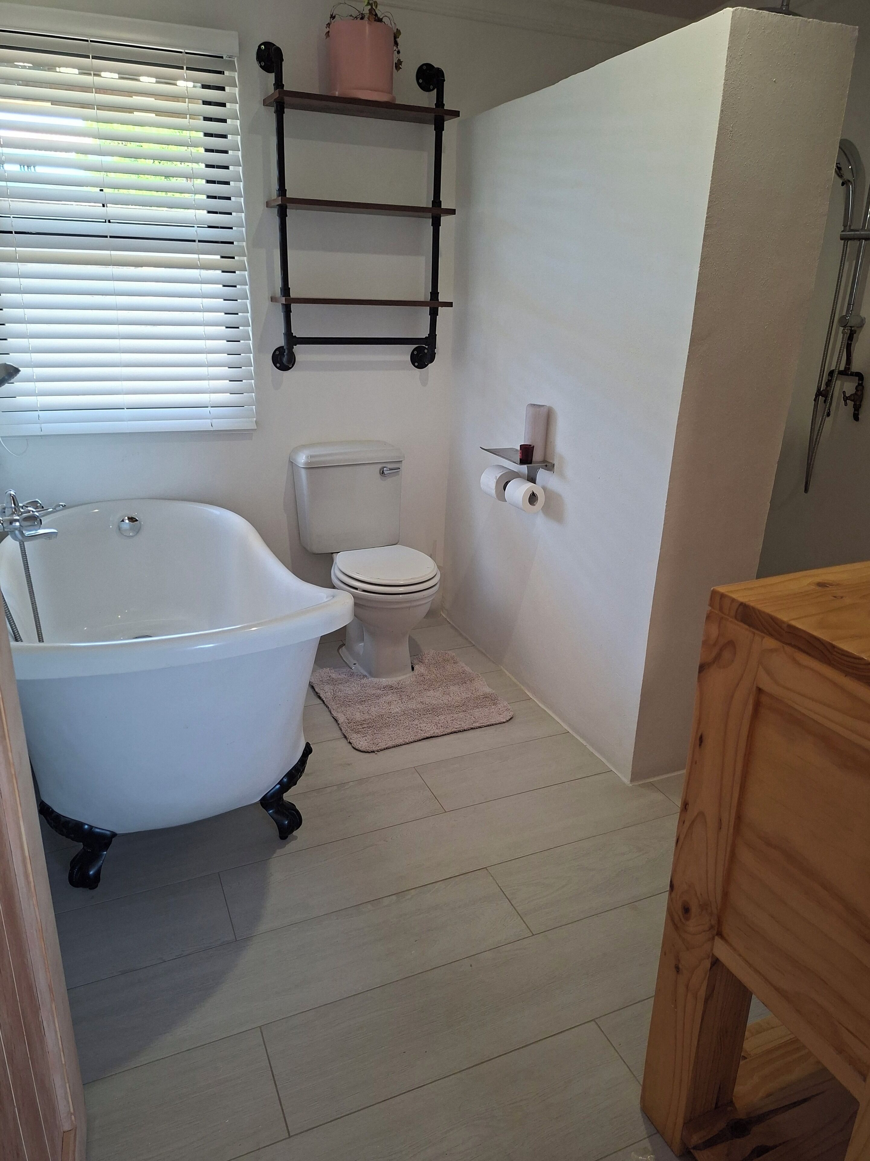 Hiustenkuivaaja, pyyhkeet, vessapaperi