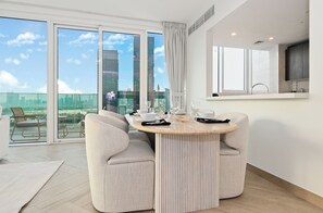 Apartment, Balcony, City View | Interior - 2501-Bloomfields Luxurious 3BR  West Res (Dubai)