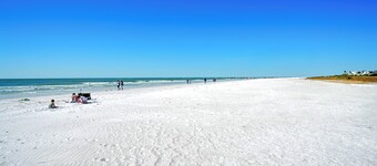 All-New, Walk to Beach & Village, Private and Cozy