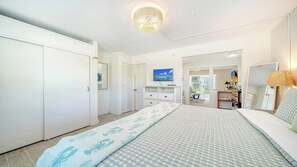Iron/ironing board, free WiFi - All-New, Walk to Beach & Village, Private and Cozy (Siesta Key)