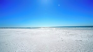 Beach - All-New, Walk to Beach & Village, Private and Cozy (Siesta Key)