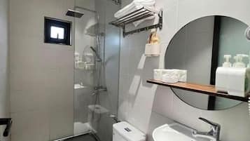 Shower, free toiletries, soap, shampoo