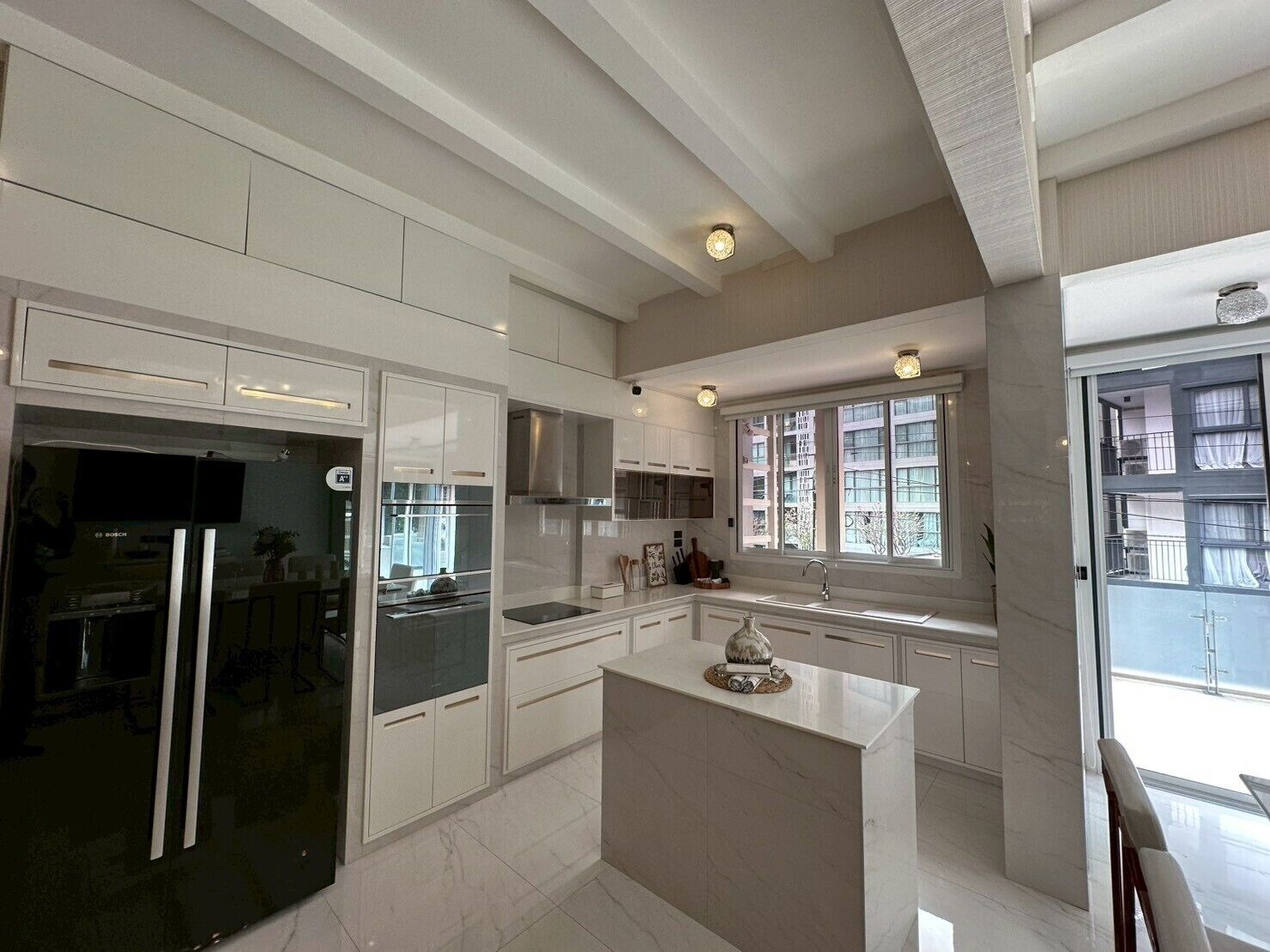 Luxury Villa, Balcony | Dapur peribadi | Cerek elektrik, meja makan 