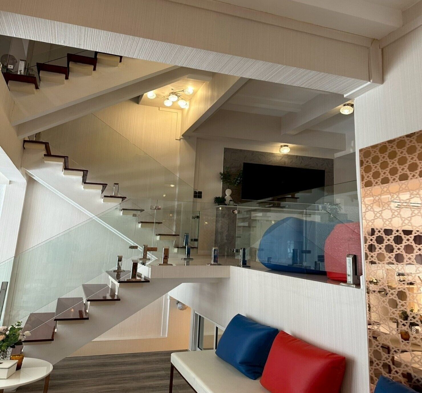 ลักซ์ชัวรี่วิลล่า, ระเบียง | ตกแต่งพิเศษโดยเฉพาะ, พื้นที่ทำงานแบบใช้แล็ปท็อป, ผ้าปูที่นอน