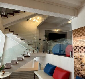 Biệt thự Cao cấp, ban công | Trang bị nội thất với thiết kế riêng biệt 