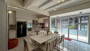 Luksusvilla, balkong | Eget kjøkken | Vannkoker og spisebord