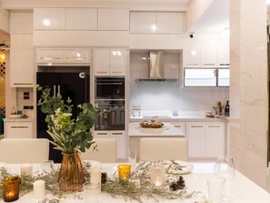 Villa de lujo, balcón | Cocina privada | Hervidor eléctrico y mesa de comedor