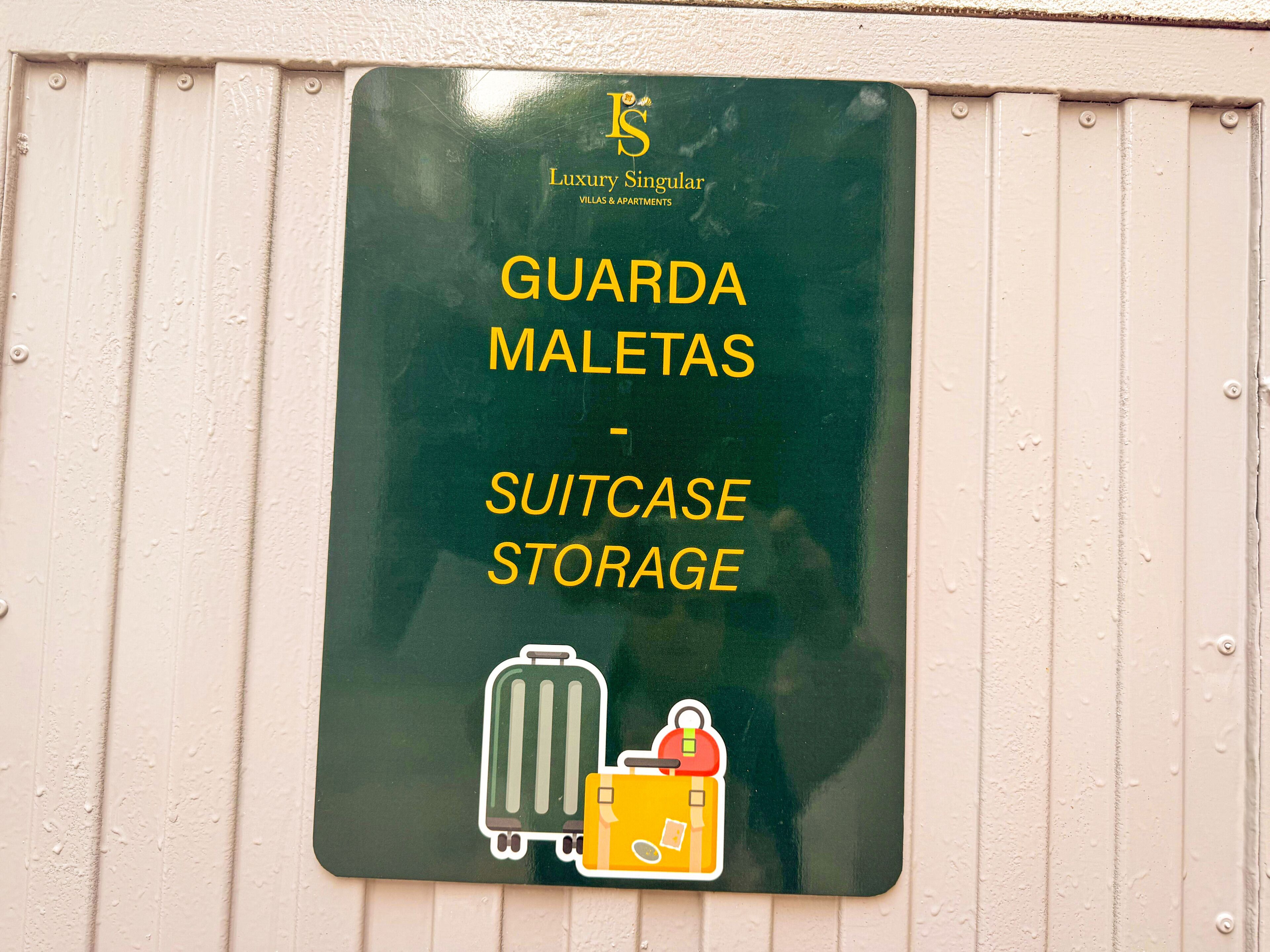 Señal que indica el área de almacenamiento de equipaje en un hotel, mostrando dónde los huéspedes pueden guardar sus maletas.