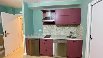 Een minikoelkast, een microgolfoven, een kookplaat, een vaatwasser