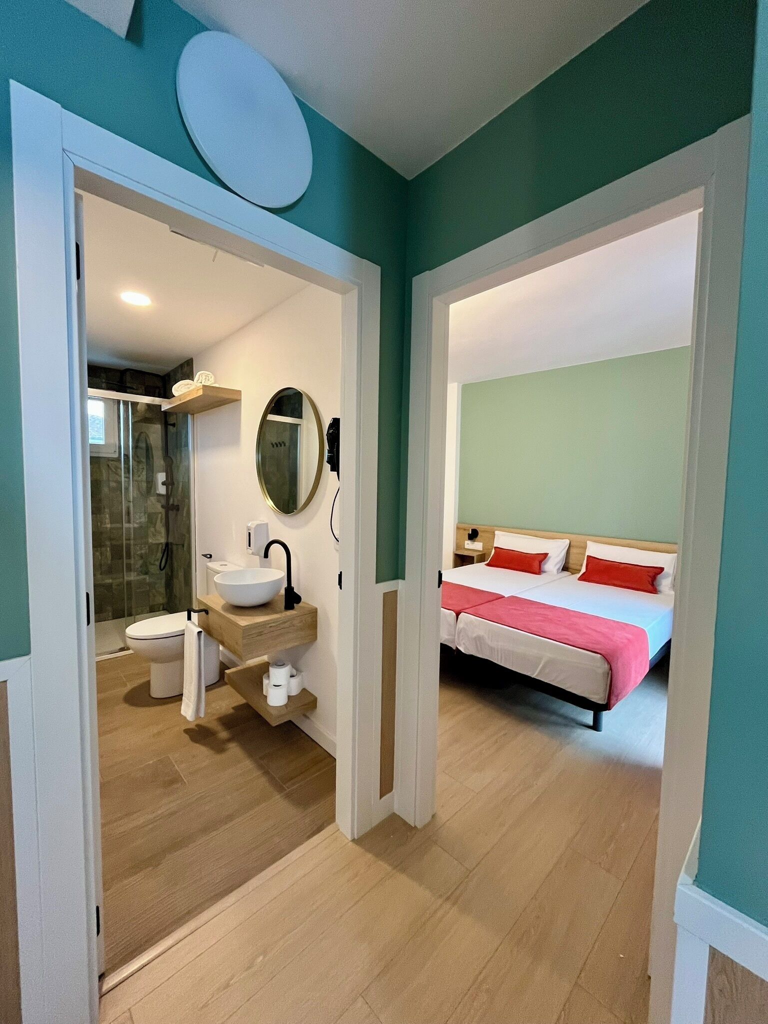 Een douche, gratis toiletartikelen, handdoeken, zeep