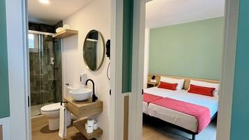 Een douche, gratis toiletartikelen, handdoeken, zeep