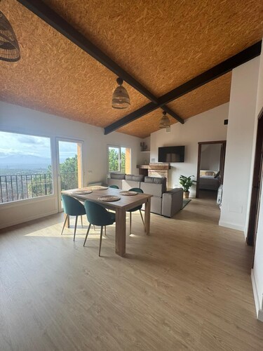 Quiet house with spectacular views and fireplace, in the middle of nature.