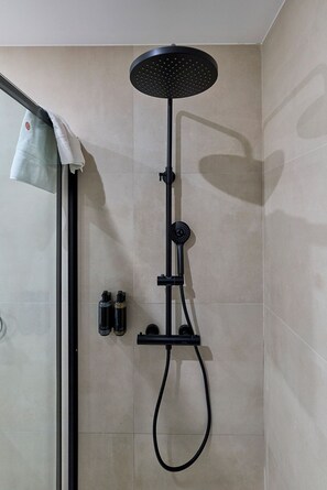 Shower, free toiletries, hair dryer, towels - Sant Adrià Urban Suites by gaiarooms (Badalona)