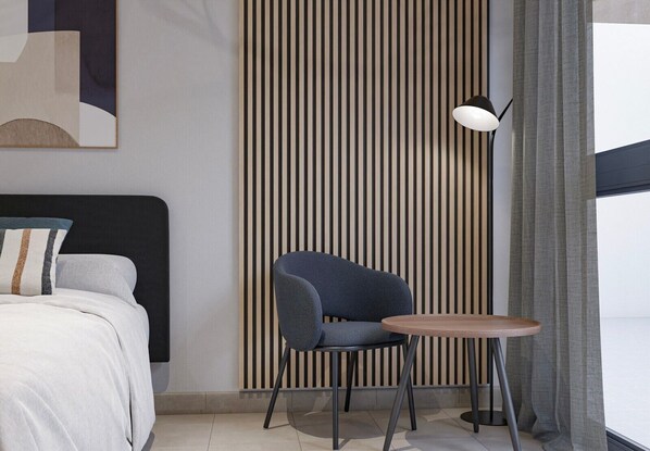 Une chambre d’hôtel moderne, équipée d’un lit, d’une chaise, d’une petite table et d’un mur à rayures verticales.