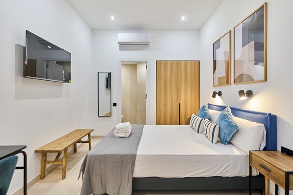 Double Room | Premium bedding, down comforters, desk, laptop workspace - Sant Adrià Urban Suites by gaiarooms (Badalona)