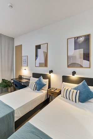 Twin kamer | Luxe beddengoed, donzen dekbedden, een bureau, een laptopwerkplek
