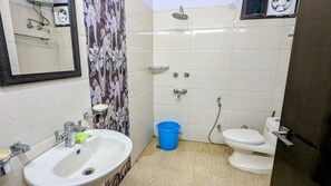 Shower, free toiletries, hair dryer, slippers - Royal Spark Residency (Gurugram)