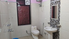 Shower, free toiletries, hair dryer, slippers - Royal Spark Residency (Gurugram)