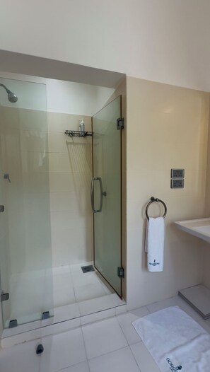 Douche, sèche-cheveux, serviettes fournies