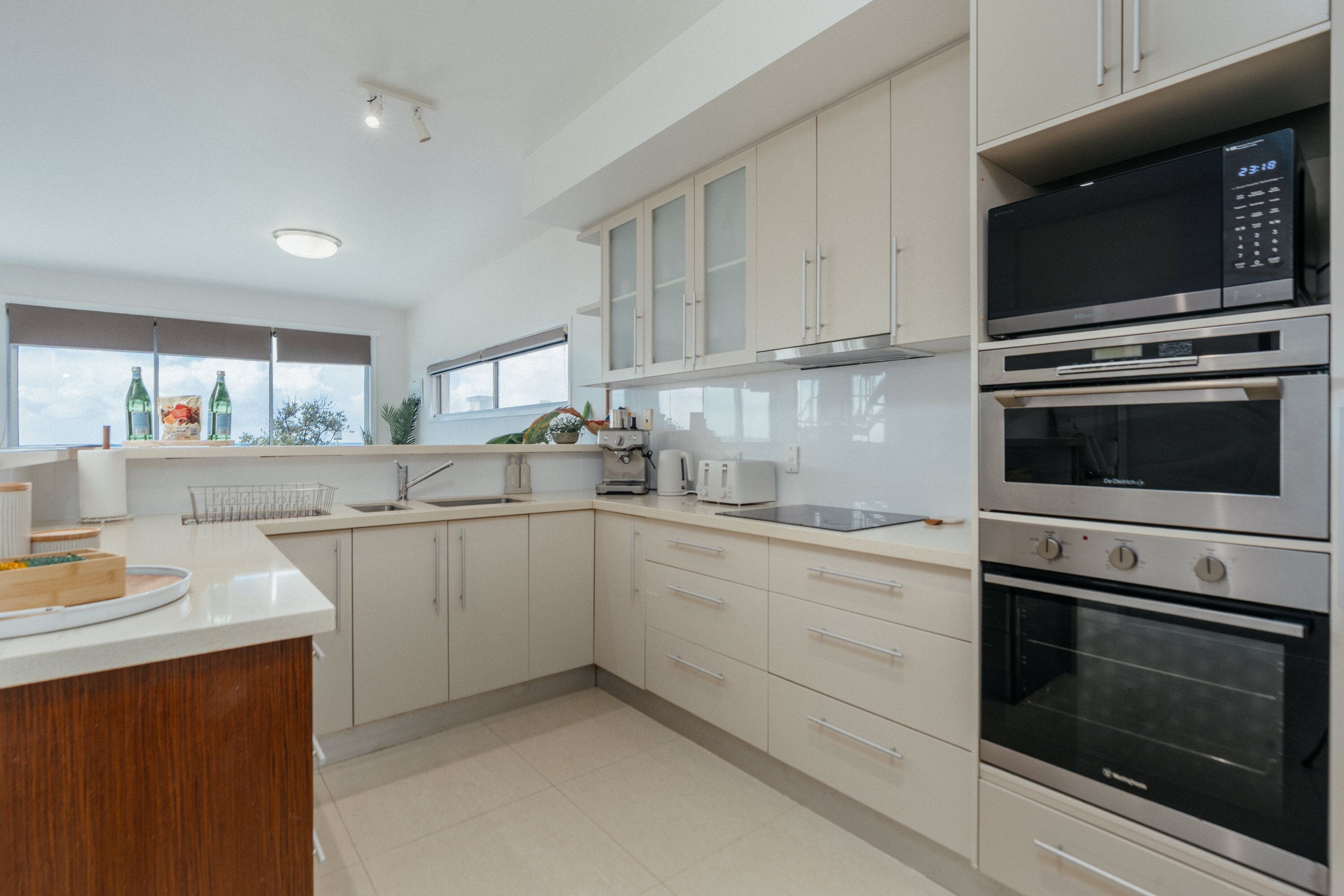 Micro-ondes, four, plaque de cuisson, lave-vaisselle
