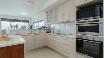 Micro-ondes, four, plaque de cuisson, lave-vaisselle