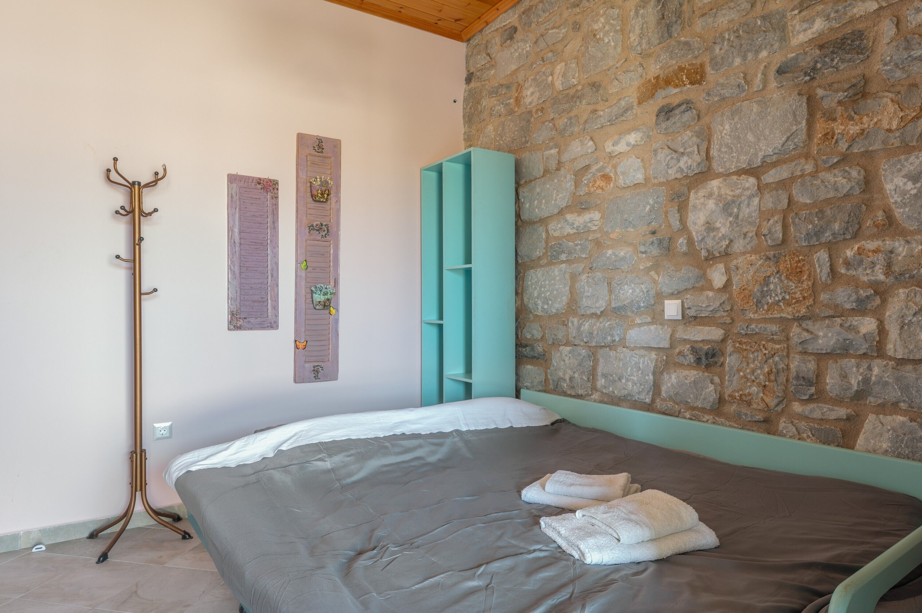 Iron/ironing board, bed sheets