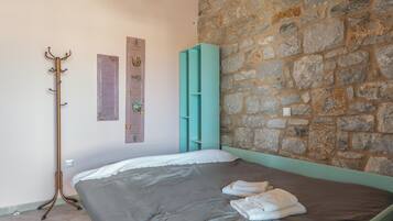 Iron/ironing board, bed sheets