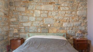 Iron/ironing board, bed sheets