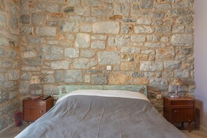 Iron/ironing board, bed sheets