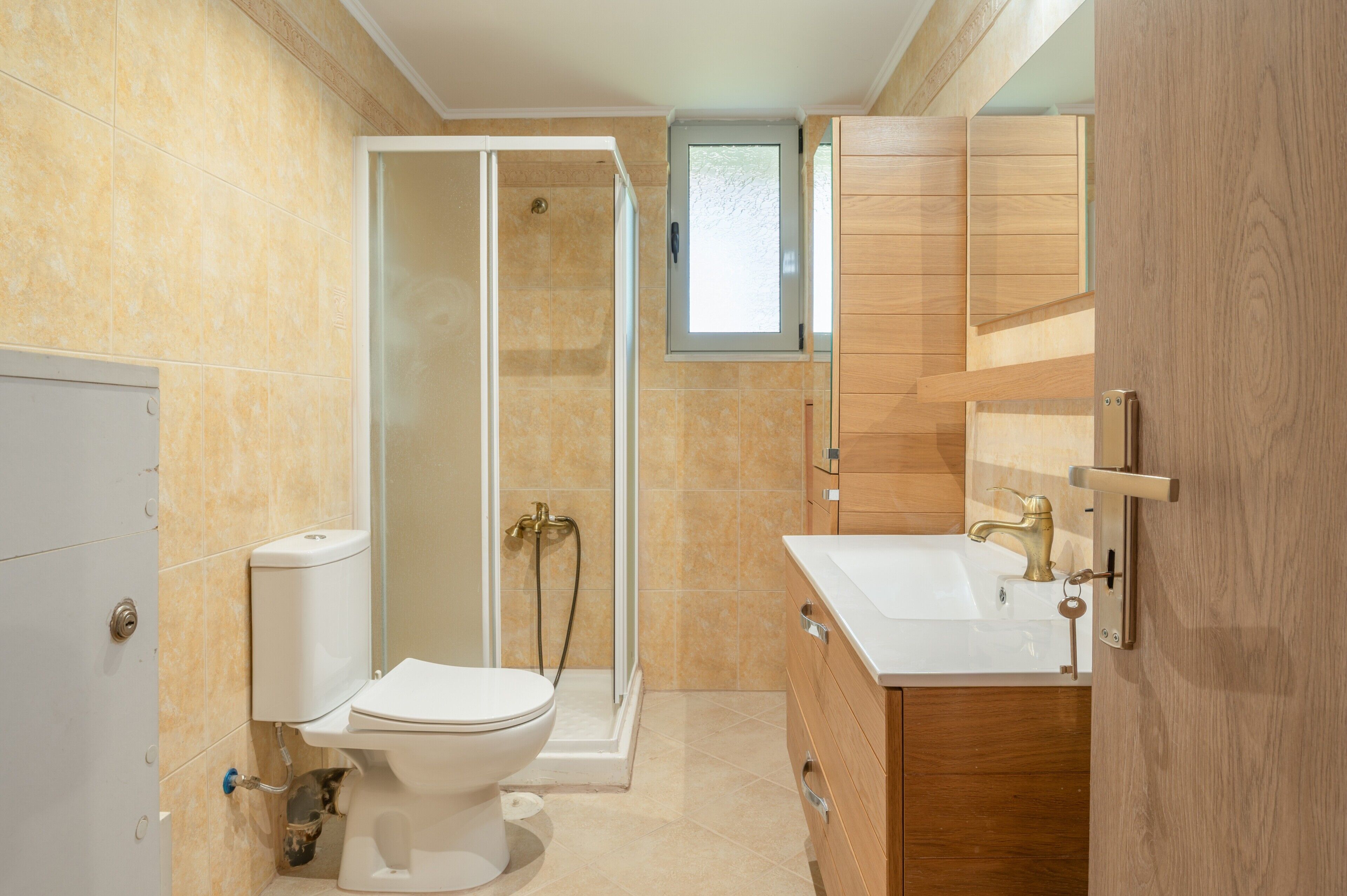 Douche, sèche-cheveux, serviettes fournies