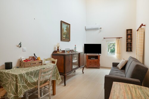 Angelina’s Olive Grove House: Sea View, 4-Min Walk to Beach