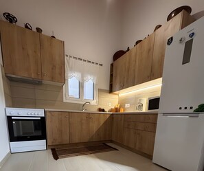 Fridge, microwave, oven, stovetop - Angelina's Cute House: Sea View, Wi-Fi & Air Conditioning (Νεάπολη)