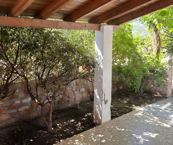 Property grounds - Angelina's Cute House: Sea View, Wi-Fi & Air Conditioning (Νεάπολη)