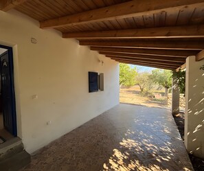 Property grounds - Angelina's Cute House: Sea View, Wi-Fi & Air Conditioning (Νεάπολη)