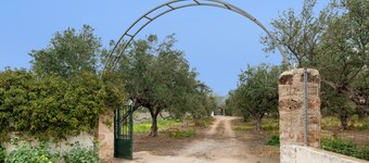 Neratziona Garden House: Peaceful Retreat, 4-Min Walk to Beach