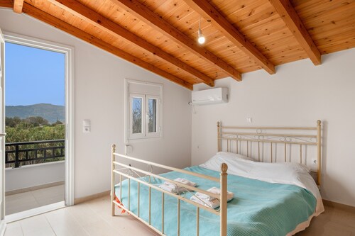 Neratziona Garden House: Peaceful Retreat, 4-Min Walk to Beach