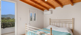 Neratziona Garden House: Peaceful Retreat, 4-Min Walk to Beach