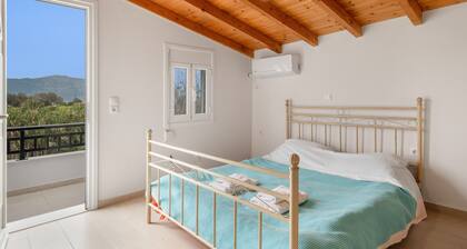 Neratziona Garden House: Peaceful Retreat, 4-Min Walk to Beach