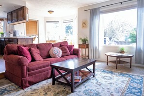Living area - 30%Monthly Discount 3B/2.5BA House with Large Backyard in Clackamas (Clackamas County)