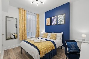 11 bedrooms, iron/ironing board, travel cot, free WiFi - Big Group Stay 11 bedroom, 6 bathroom + 4x parking by StayByNumbers (Belfast)