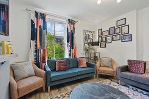Smart TV - Big Group Stay 11 bedroom, 6 bathroom + 4x parking by StayByNumbers (Belfast)